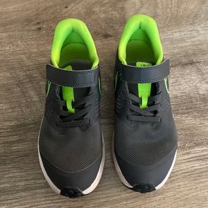 Boy’s Nike Star runner’s. Size 1 1/2.